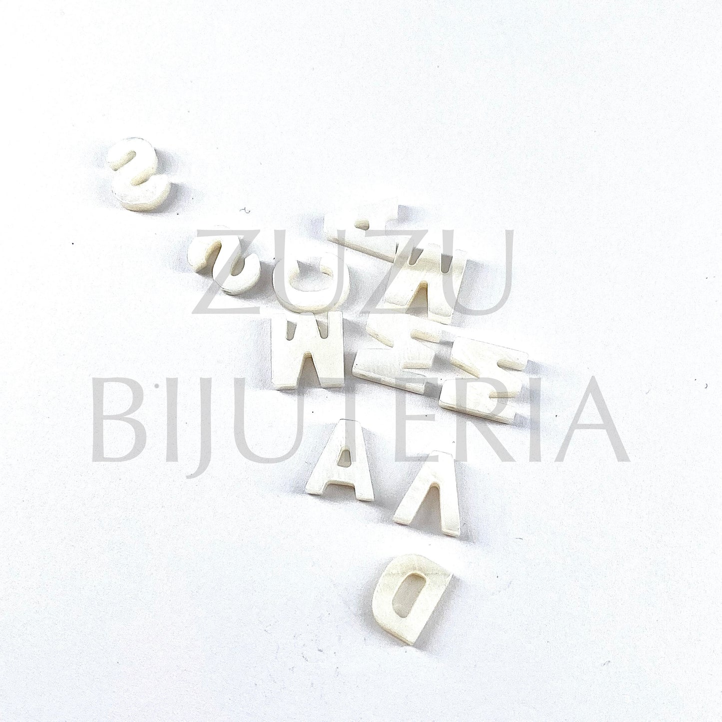 Pendente Letra ~11mm (Furo 0.5mm) - Madrepérola