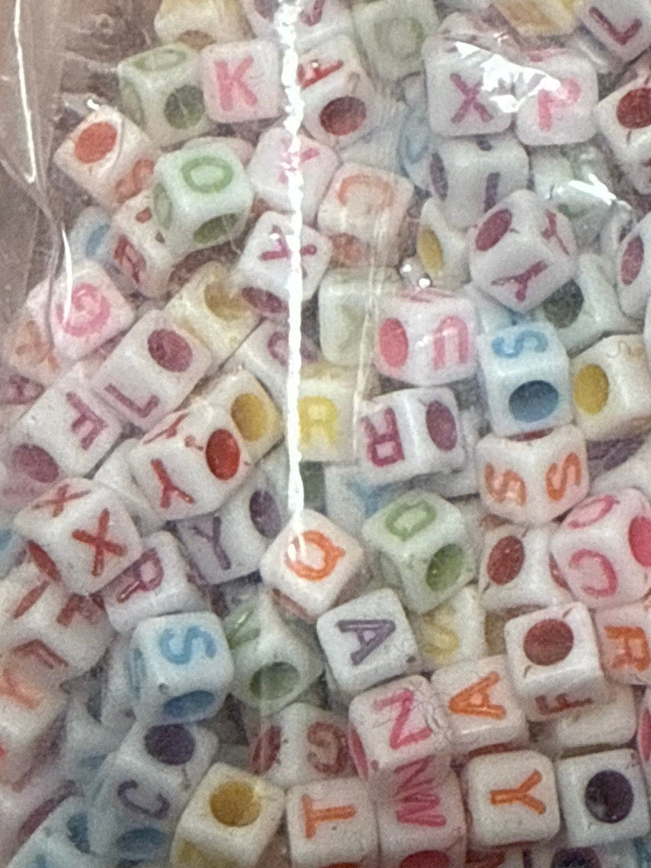 Conta Cubo letras 6mm (100 peças)