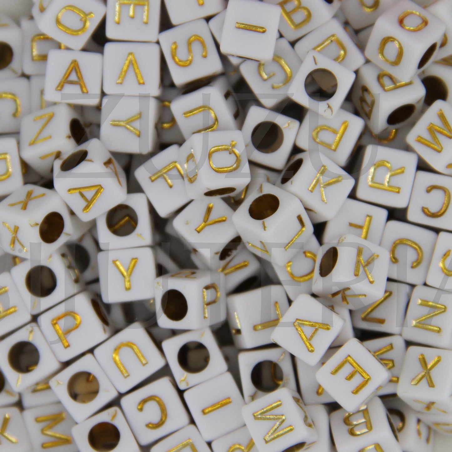 Conta Cubo com Letras Dourado 6mm