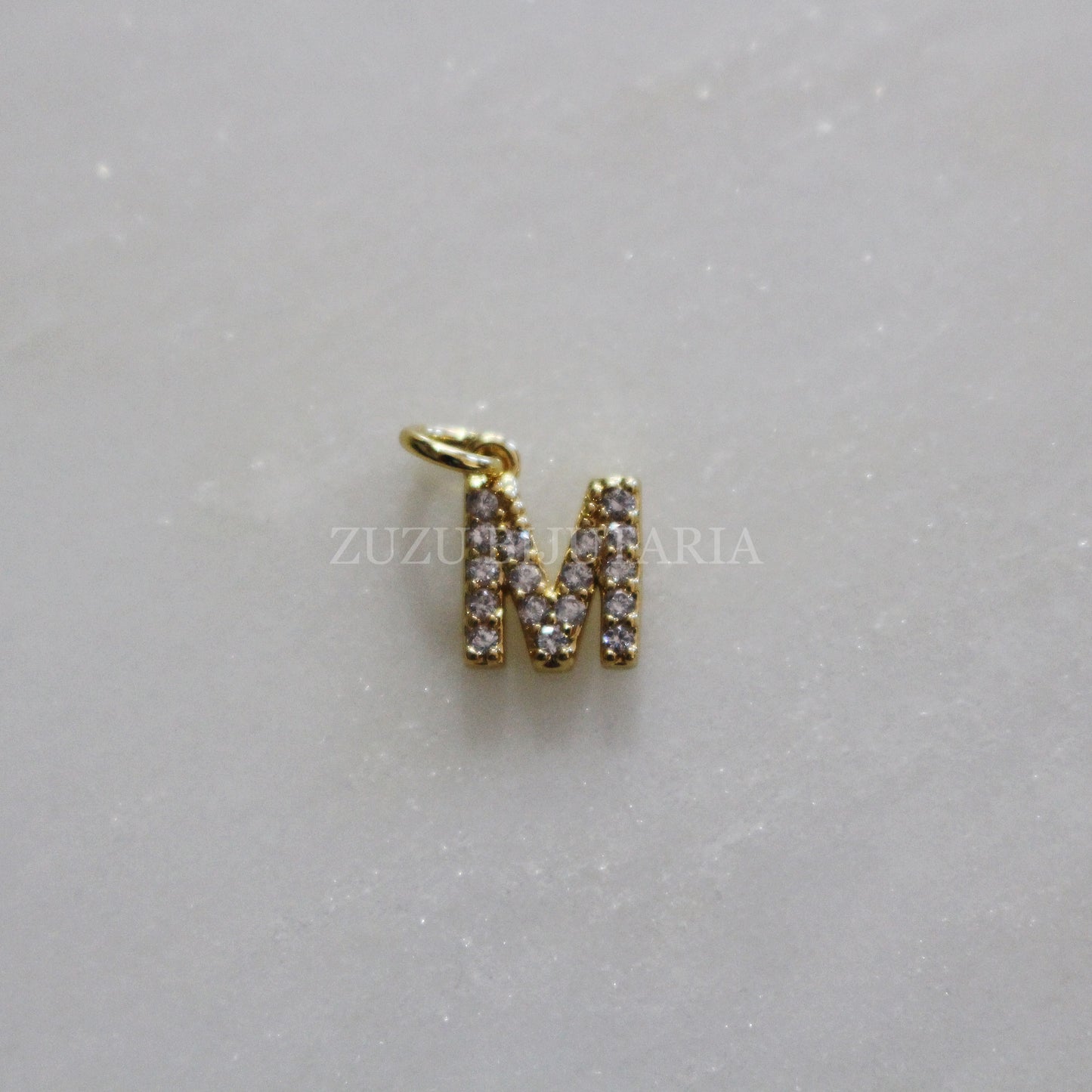 Pendente Letra Dourado com Zirconias 10mm - Latão