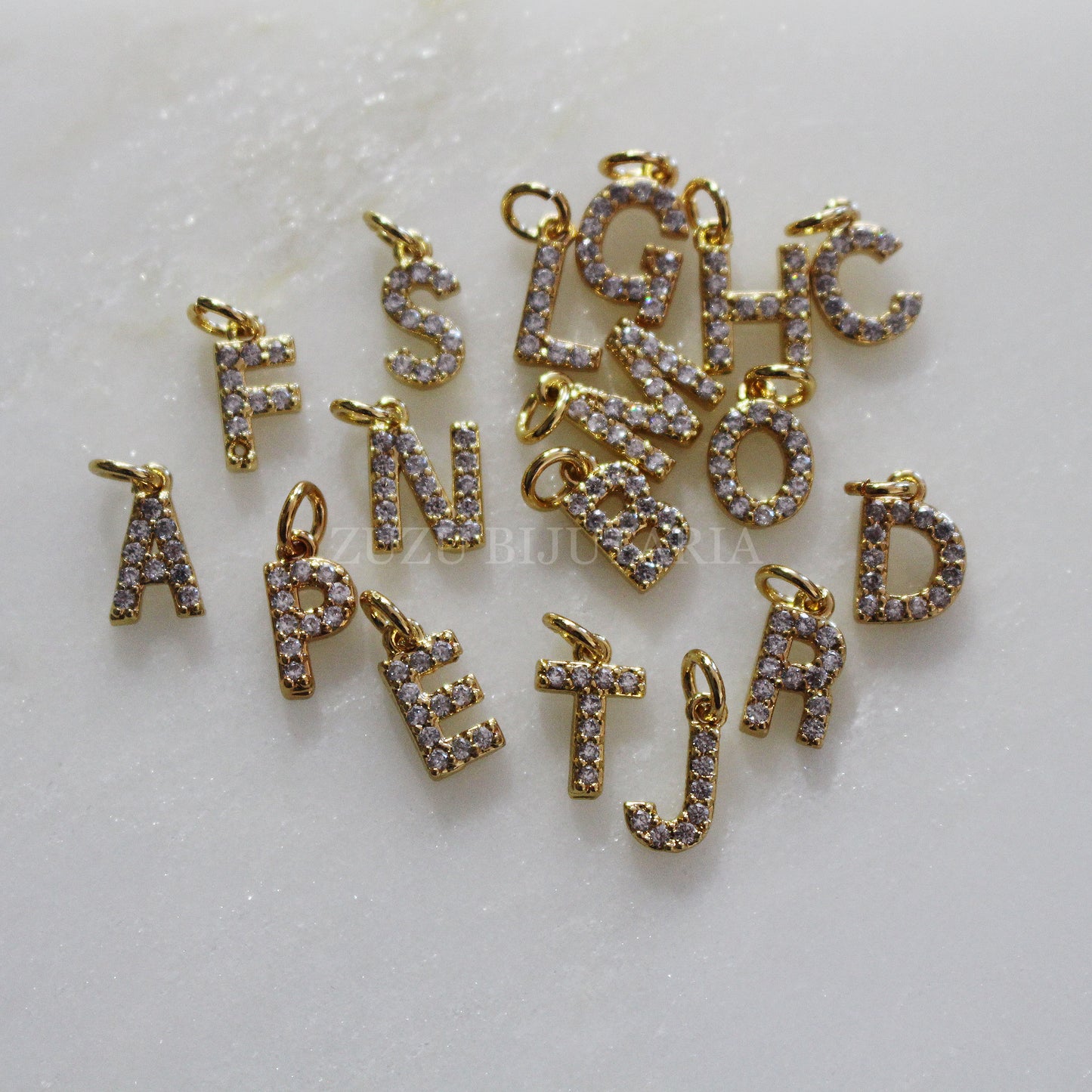 Pendente Letra Dourado com Zirconias 10mm - Latão