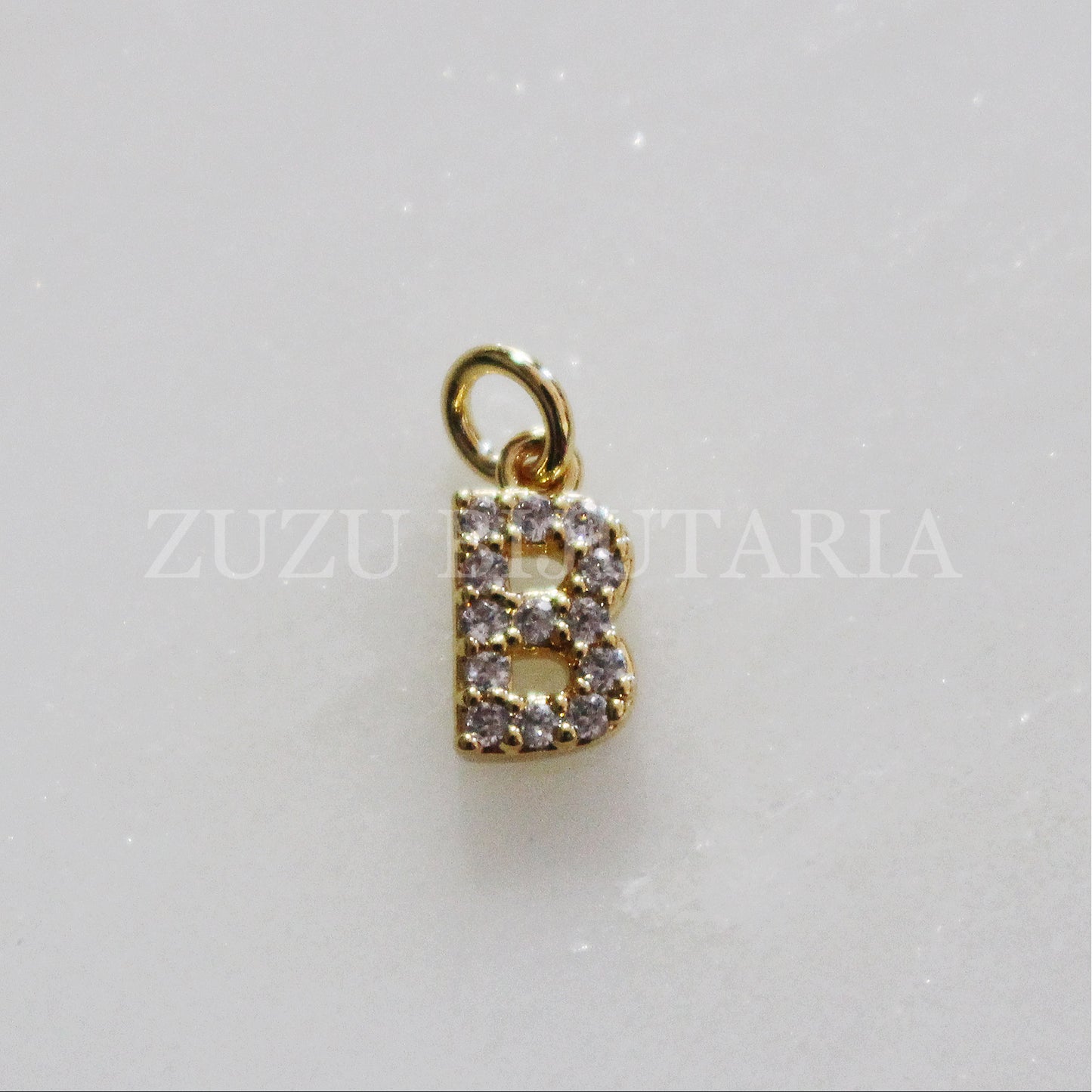 Pendente Letra Dourado com Zirconias 10mm - Latão